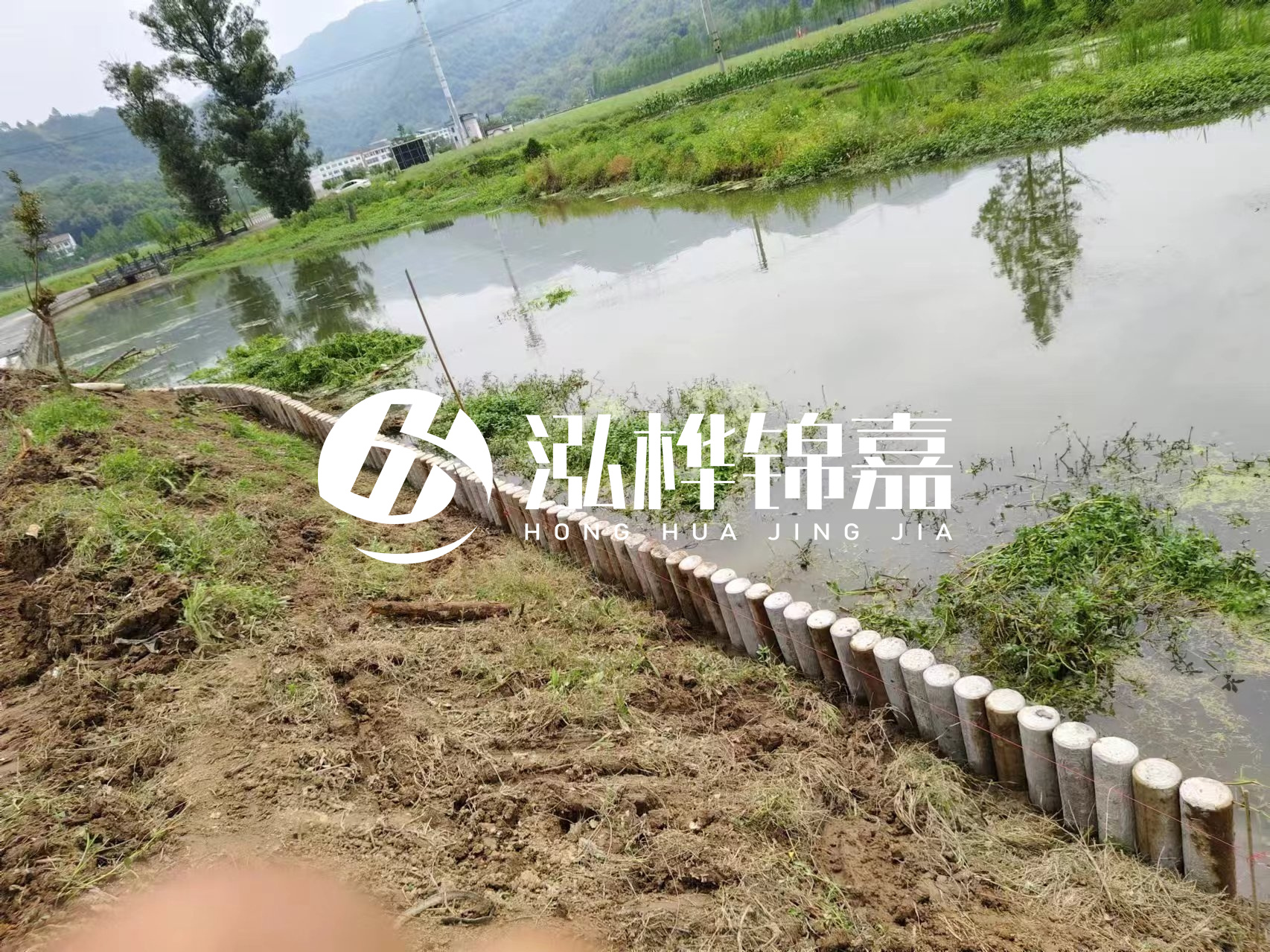 安順市挖機(jī)打木樁專業(yè)施工-河道水泥樁護(hù)坡多少錢一米？
